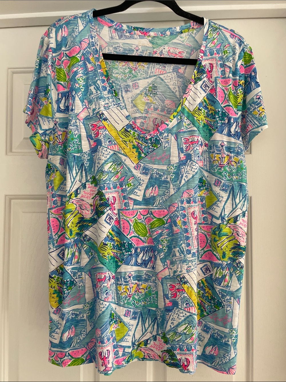 Lilly Pulitzer size XL Etta “Wish you were here” post card print Tshirt